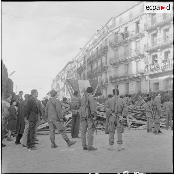 Vues de la barricade "Hernandez" dans la rue Charles Péguy, matinée du 25 janvier 1960.