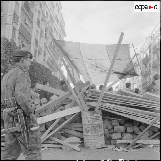 Vues des barricades dans les rues d'Alger, matinée du 25 janvier 1960.