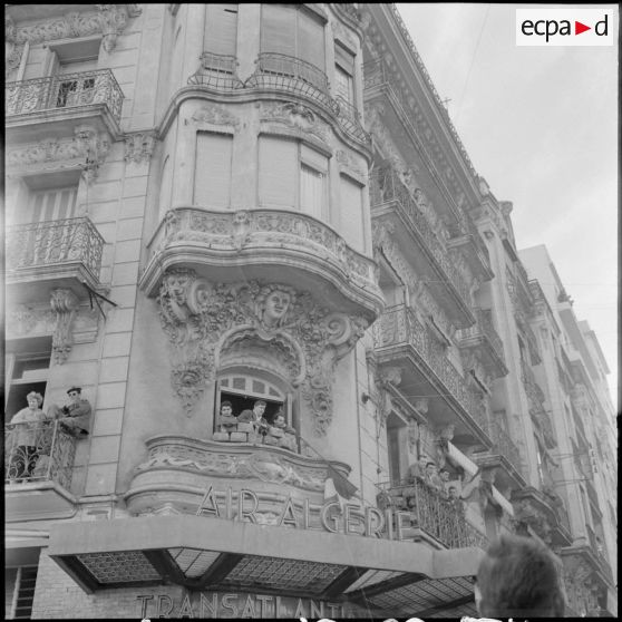 Les émeutiers ont placé un fusil-mitrailleur à la fenêtre d'Air Algérie dans la rue Charles Péguy.