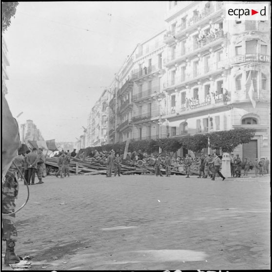 Vue de la barricade "Hernandez" et du poste de commandement de Joseph "Jo" Ortiz dans la rue Charles Péguy, matinée du 25 janvier 1960.