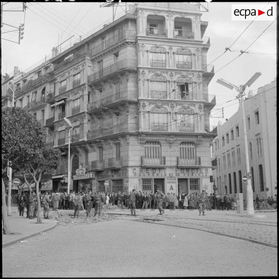 Vues du service d'ordre dans les rues d'Alger, matinée du 25 janvier 1960.