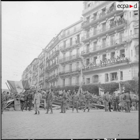 Vues de la barricade "Hernandez" dans la rue Charles Péguy, matinée du 25 janvier 1960.<br>.
