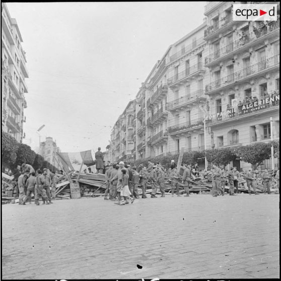 Vues de la barricade "Hernandez" dans la rue Charles Péguy, matinée du 25 janvier 1960.