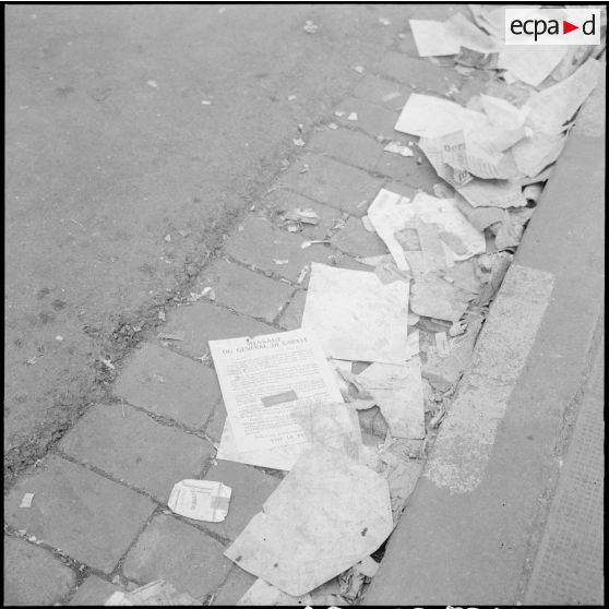 Vue d'un trottoir jonché, sur les lieux de l'émeute du 24 janvier.