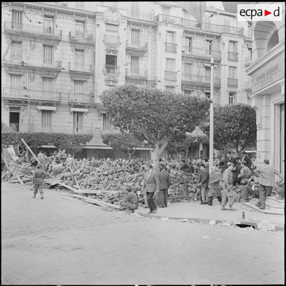Vues de la barricade "Hernandez" dans la rue Charles Péguy, matinée du 25 janvier 1960.