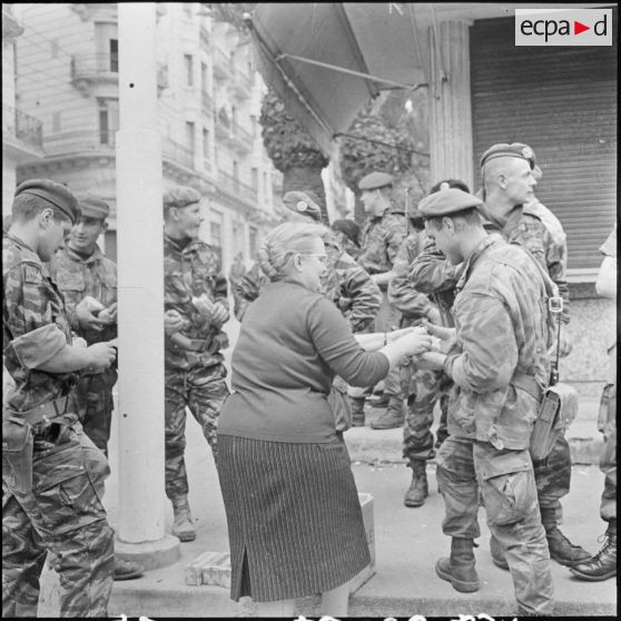 Ravitaillement le 25 janvier 1960 sur les lieux de l'émeute du 24 janvier.