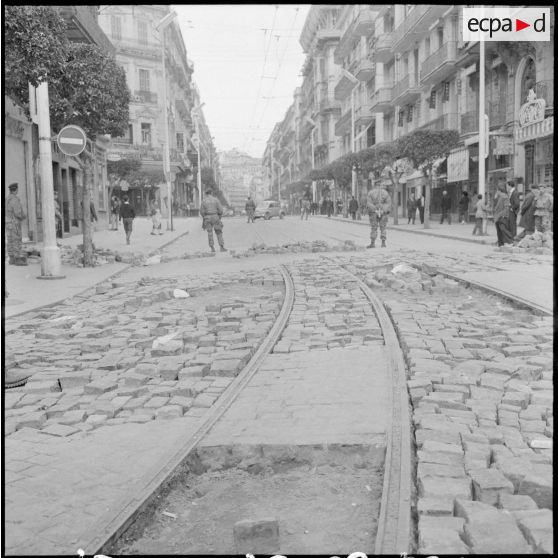 Vue d'une rue le 25 janvier, sur des lieux de l'émeute.