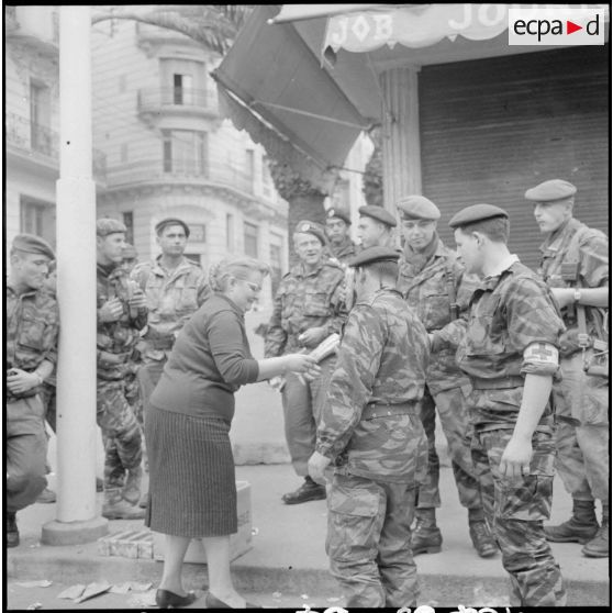 Ravitaillement le 25 janvier 1960, sur les lieux de l'émeute du 24 janvier.