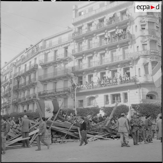Vues de la barricade "Hernandez" et du poste de commandement du front national français (FNF) dans la rue Charles Péguy, matinée du 25 janvier 1960.
