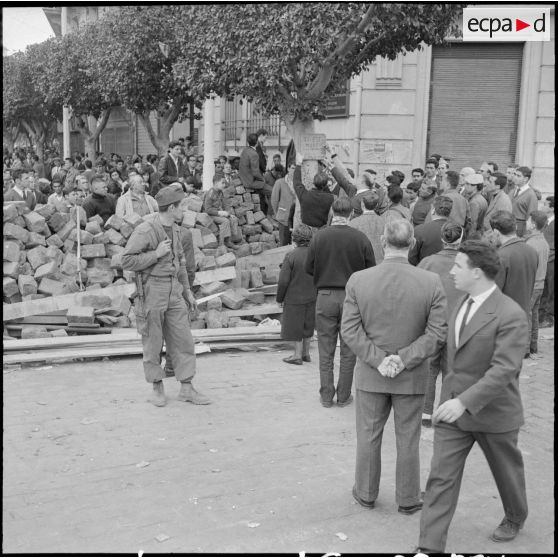 Une pancarte est posée dans la rue Charles Péguy par les émeutiers à l'endroit où est tombé Roger Hernandez dans la journée du 24 janvier 1960.