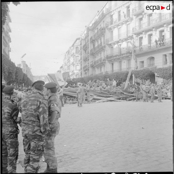 Vues de la barricade "Hernandez" et du poste de commandement du front national français (FNF) dans la rue Charles Péguy, matinée du 25 janvier 1960.