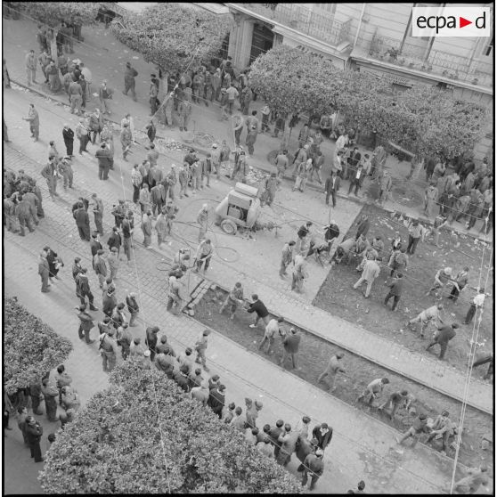 La foule attend la suite des évènements.