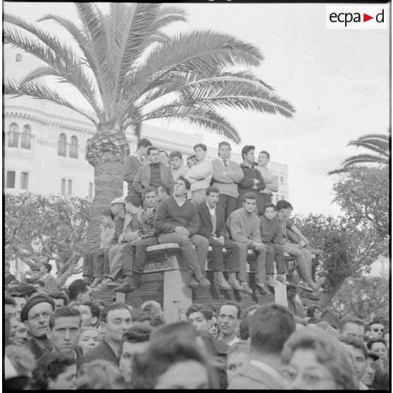 La foule attend la suite des évènements.