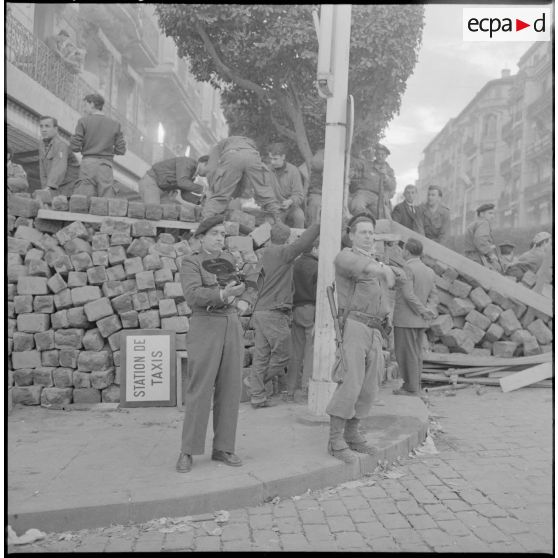 Les barricades montent toujours.