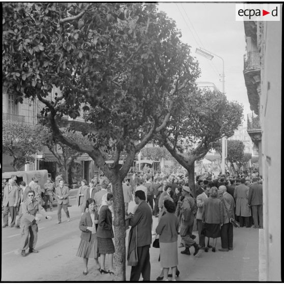 La foule attend la suite des évènements.