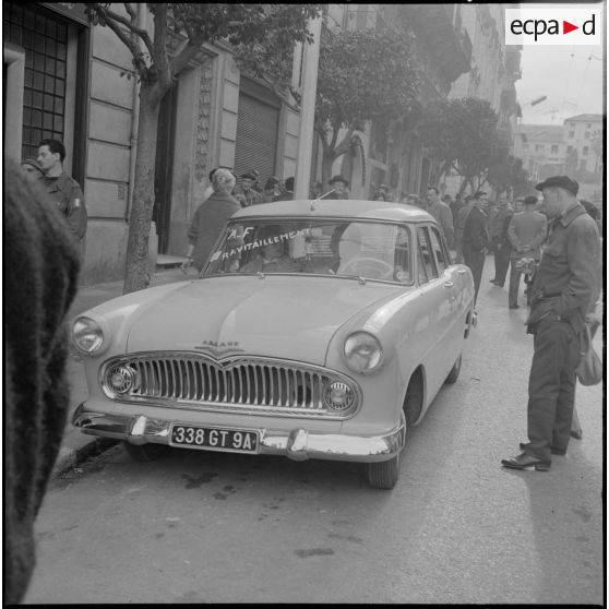 Une voiture de ravitaillement.