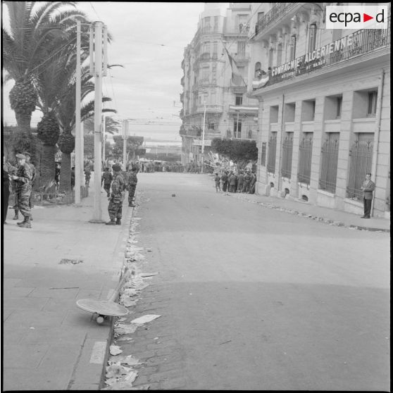 Le 1er régiment étranger parachutiste garde le boulevard Laferrière.
