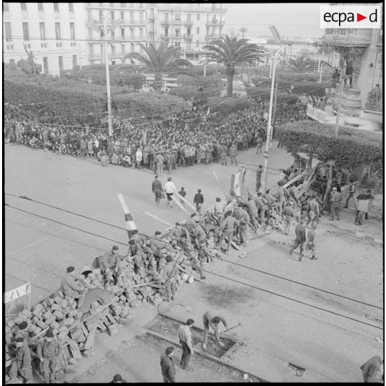 Les barricades montent toujours.