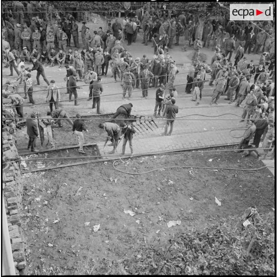 Les barricades montent toujours.