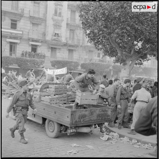 Déchargement d'une voiture de ravitaillement