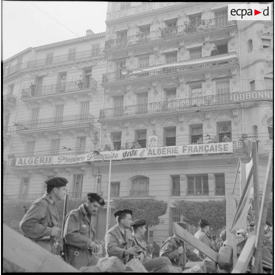 Le balcon du Poste de commandement avec le portrait du Général Massu.