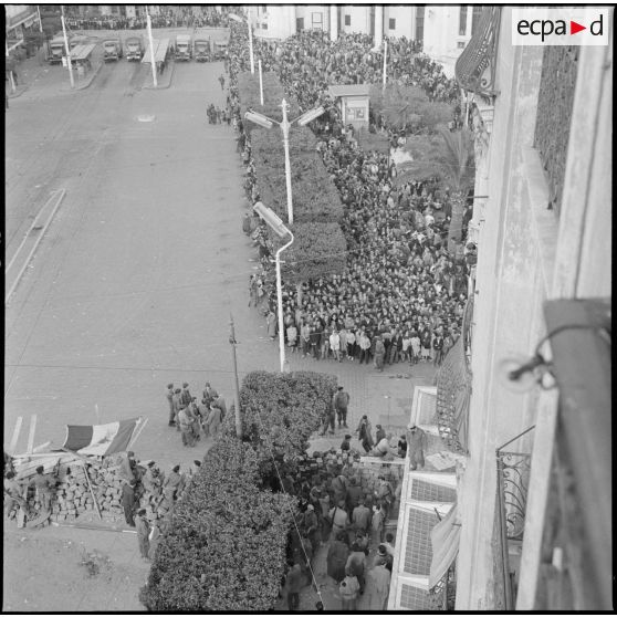 La foule attend la suite des évènements.