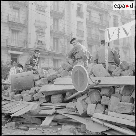 Stationnement interdit au niveau de la barricade.