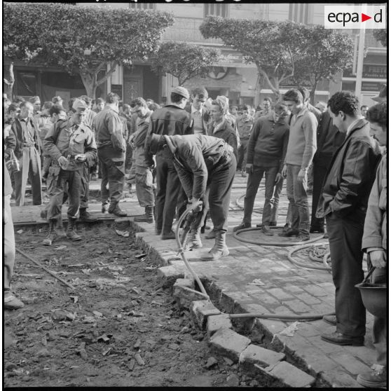 Les barricades montent toujours.