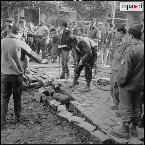 Les barricades montent toujours.