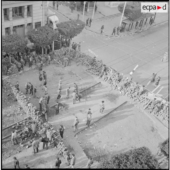 Les barricades montent toujours.