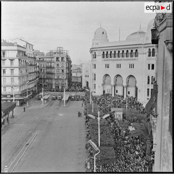 La foule attend la suite des évènements.