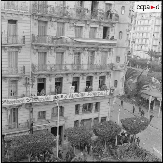 Le balcon, Poste de commandement de l'organisation des manifestants.