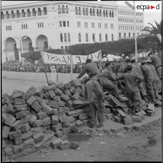 L'intérieur de la barricade surmontée de la banderole "Vive Massu".