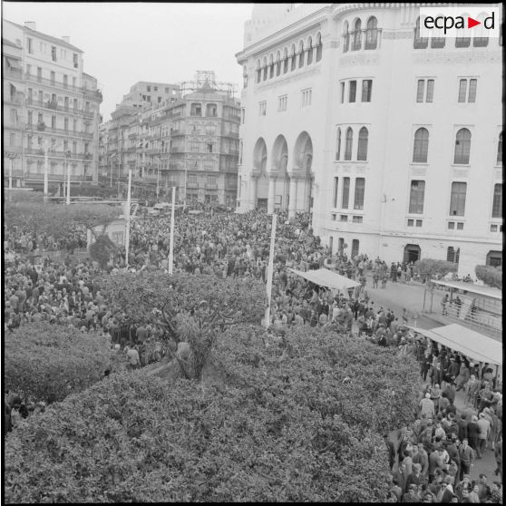 La foule attend la suite des évènements.