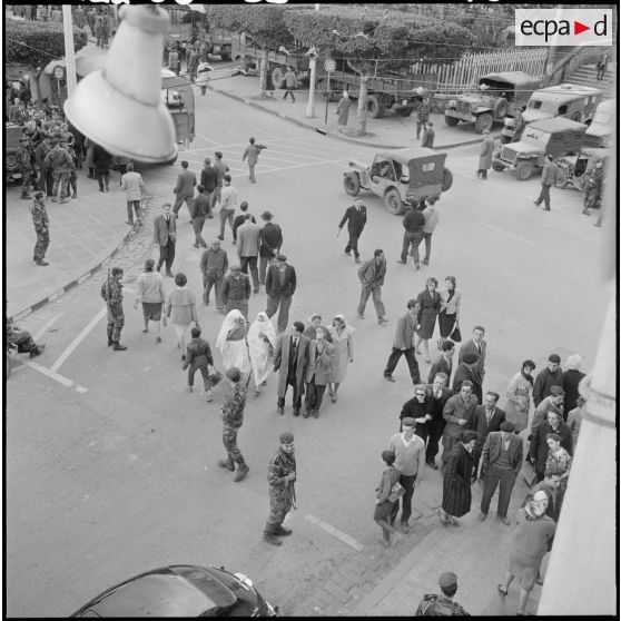 La barricade, gardée par de nombreux parachutistes du 1er RCP, devient un lieu de curiosité pour la population d'Alger le 27 janvier 1960.