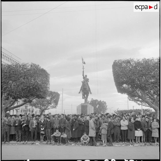 Dans la matinée du 27 janvier, la population civile s'est réunie autour de la statue de Jeanne d'Arc à la place du Gouvernement.