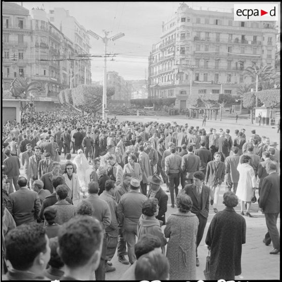 La foule, devant de la Grande Poste dans la matinée du 27 janvier.