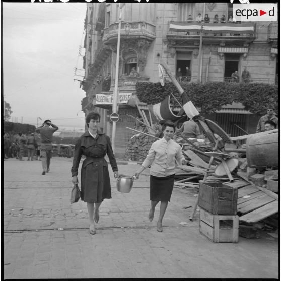 Des femmes vont distribuer le café aux insurgés.