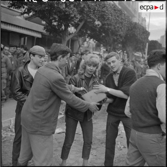 Une jeune fille fait la chaîne aux pavés.