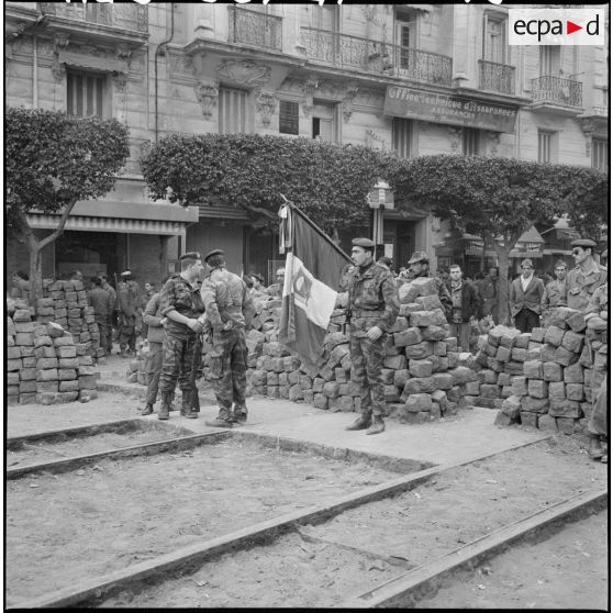 Le drapeau des anciens du 3e régiment de parachutistes coloniaux (R.P.C.) a pris place sur la barricade.