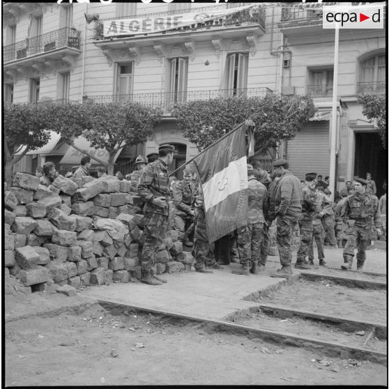 Le drapeau des anciens du 3e régiment de parachutistes coloniaux (R.P.C.) a pris place sur la barricade.