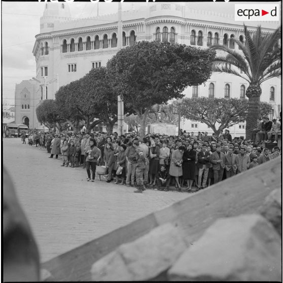 La foule, massée devant la Grande Poste, attend les nouvelles.