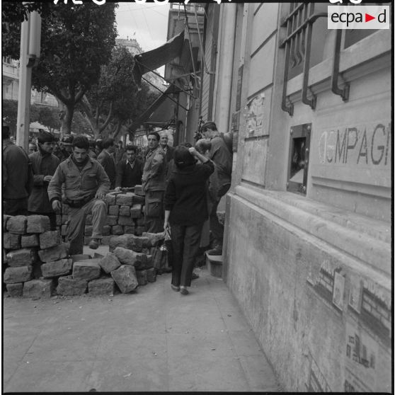 Suite des manifestations. Journée des Barricades à Alger.