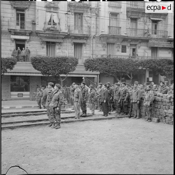 La marseillaise a été entonnée derrière les barricades ; les unités territoriales sont au garde-à-vous.