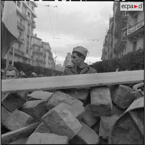 La population civile derrière la barricade.