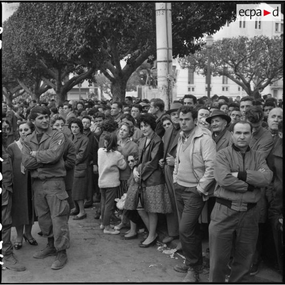 La foule massée devant la Grande Poste.