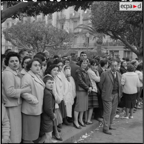 Des femmes sont également en attente de nouvelles.