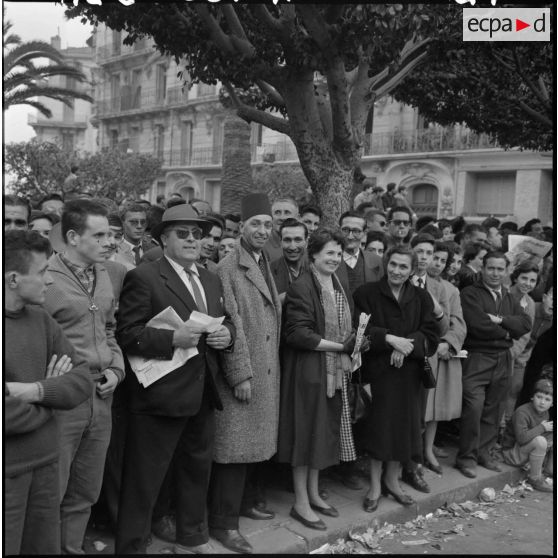 La population civile, en attente des dernières nouvelles.