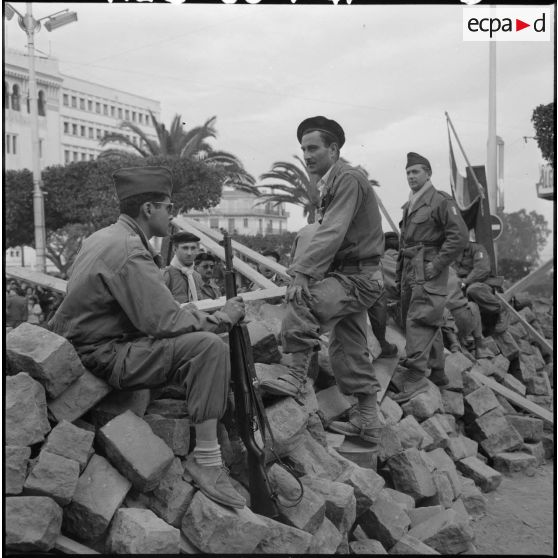 Des unités territoriales (U.T.) sont venues renforcer les barricades.