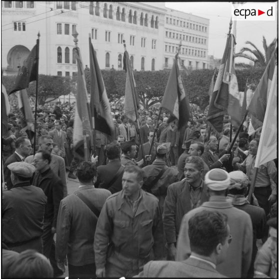Une délégation d'anciens combattants sur l'esplanade de la Grande Poste dans la journée du 28 janvier 1960.